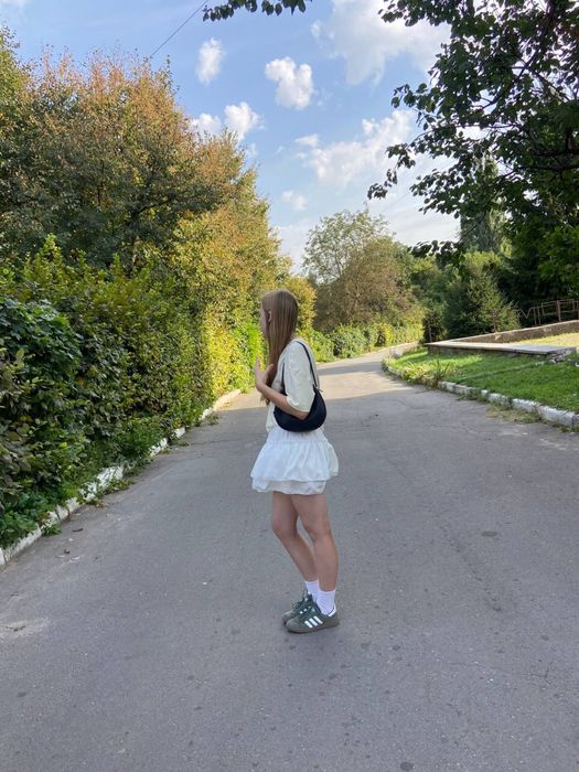 біла спідниця та брюки пудрового кольору