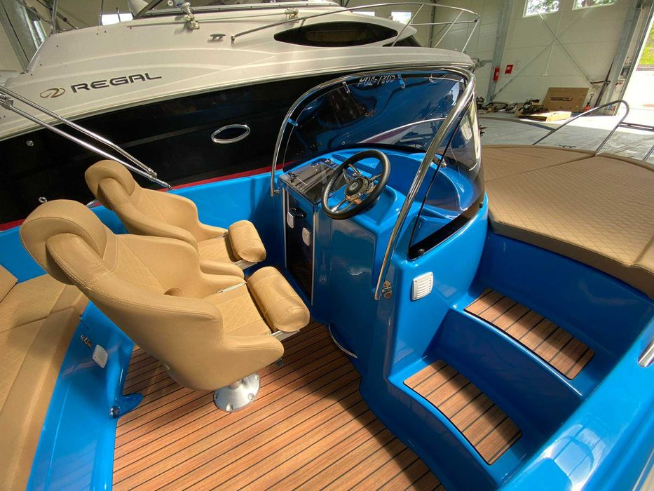 M560 Sundeck łódź motorowa nowa, cała niebieska, bogate wyposażenie