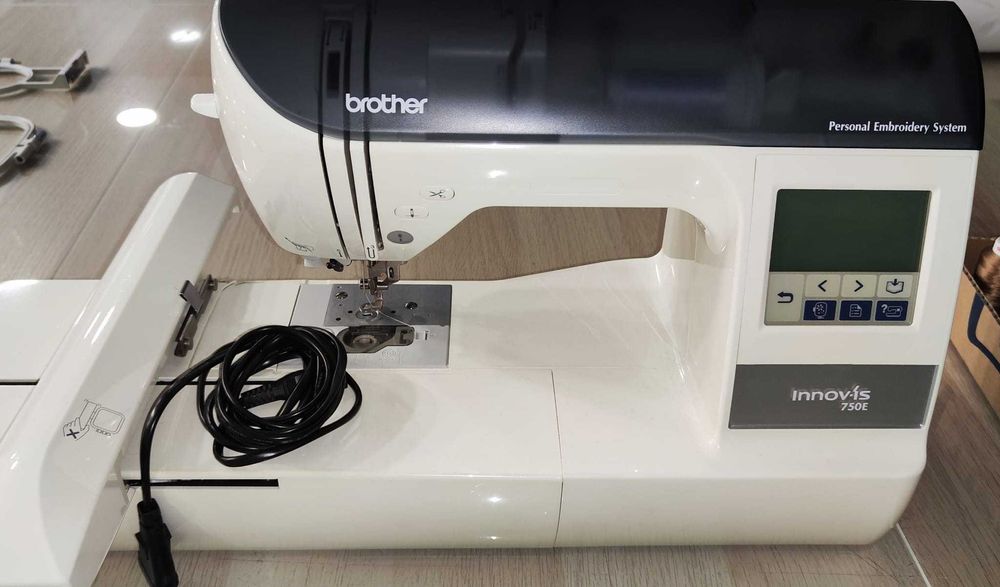 Máquina de bordar Brother Innovis 750E + extras