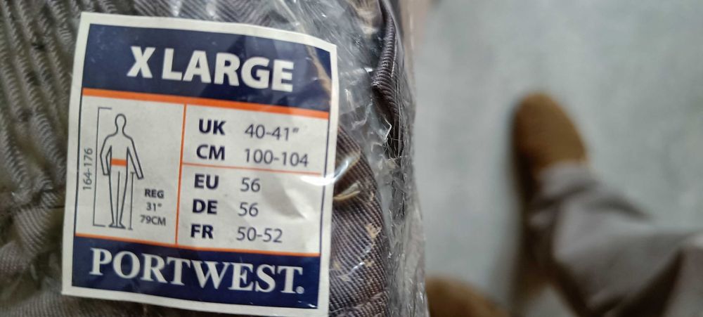 Ubranie robocze bluza plus spodnie.