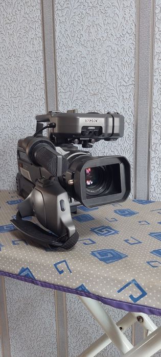 Продам профессиональную видеокамеру Sony DSR-200 AP