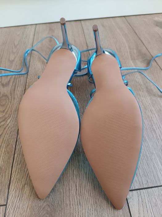 Błękitne szpilki ze sznurkiem