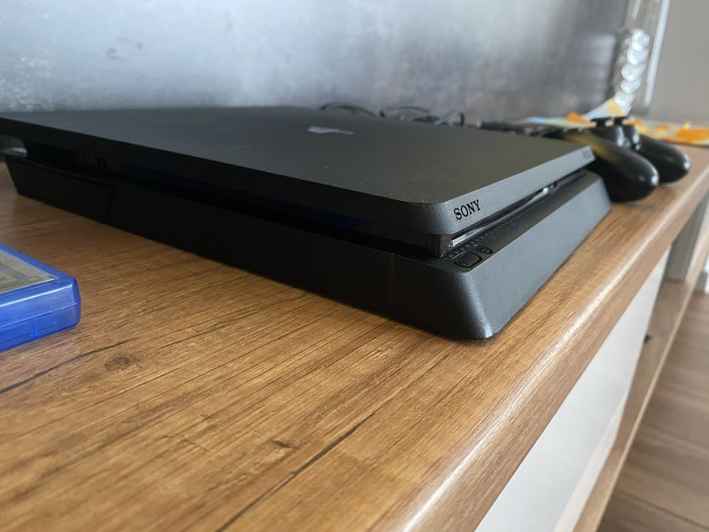 Konsola ps4 slim