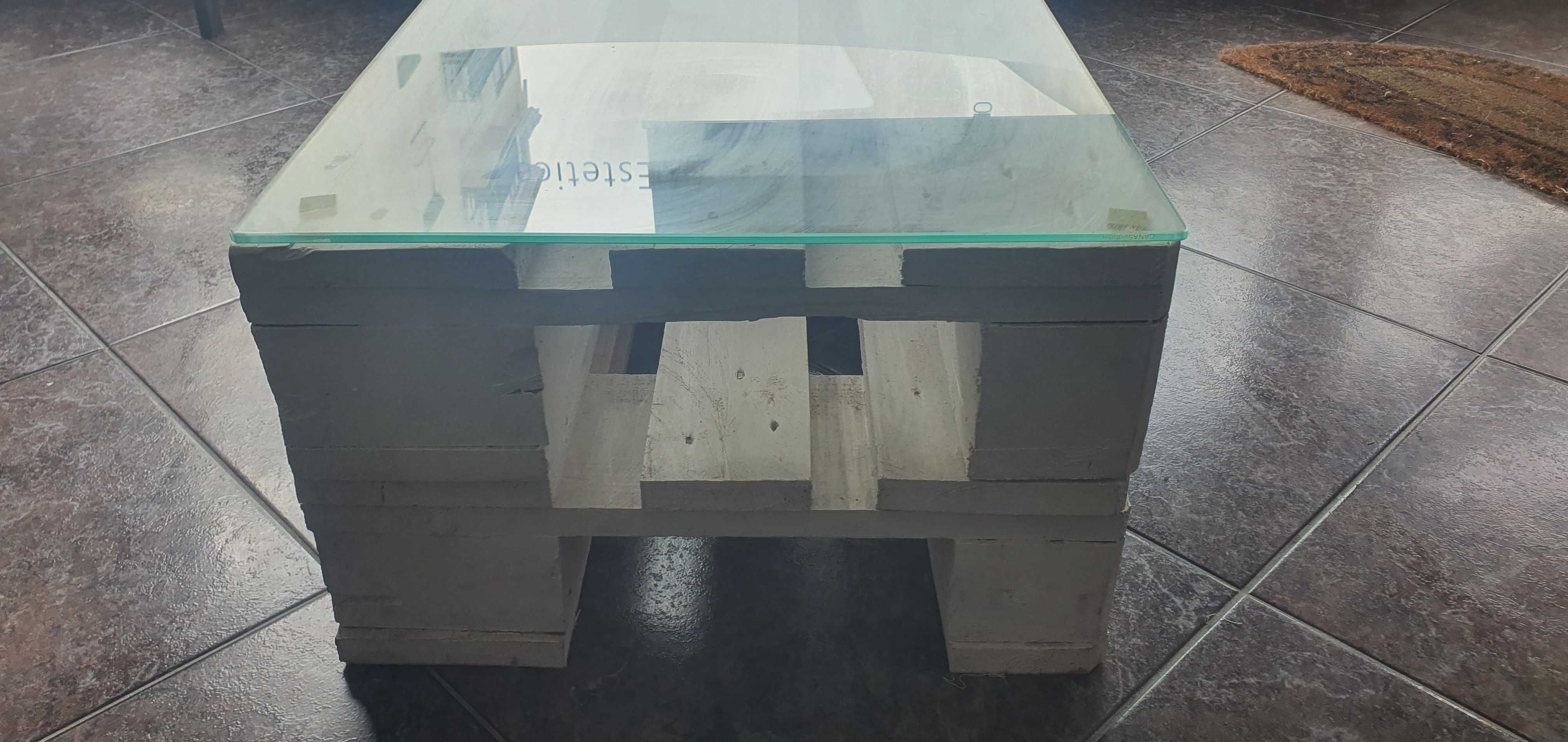 Cadeirão e mesa de interior ou jardim