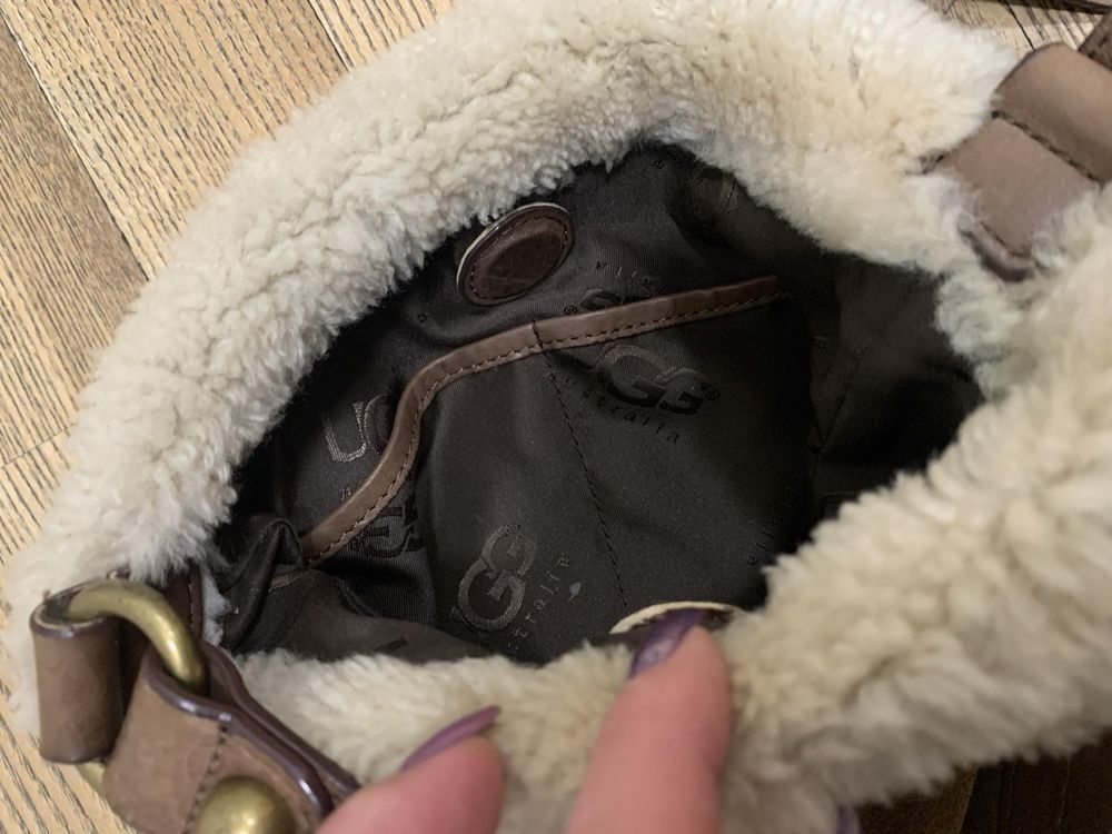 Zamszowa skórzana torebka na ramię UGG Australia z kożuszkiem