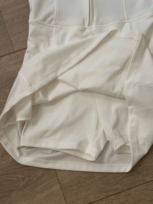 Біла спортивна сукня з шортами XS