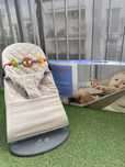 Leżaczek Babybjorn z zabawką