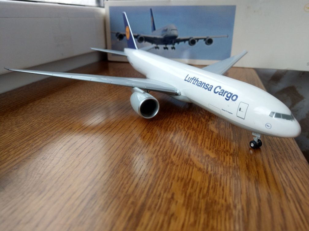 Модель самолета BOEING 777 FREIGHTER, Lufthansa, Limox 1:200, Германия