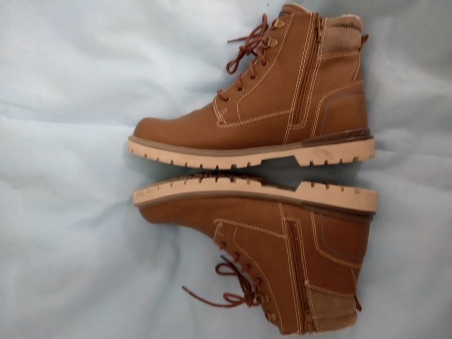 Ботинки на 43 размер , новые,бренд,качество!