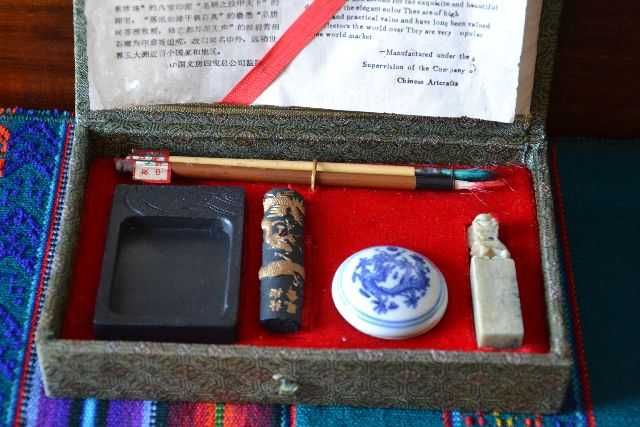 Caixa com material de caligrafia chinesa.