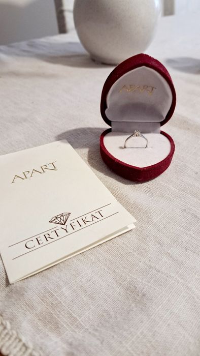 Pierścionek zaręczynowy białe złoto z brylantem apart