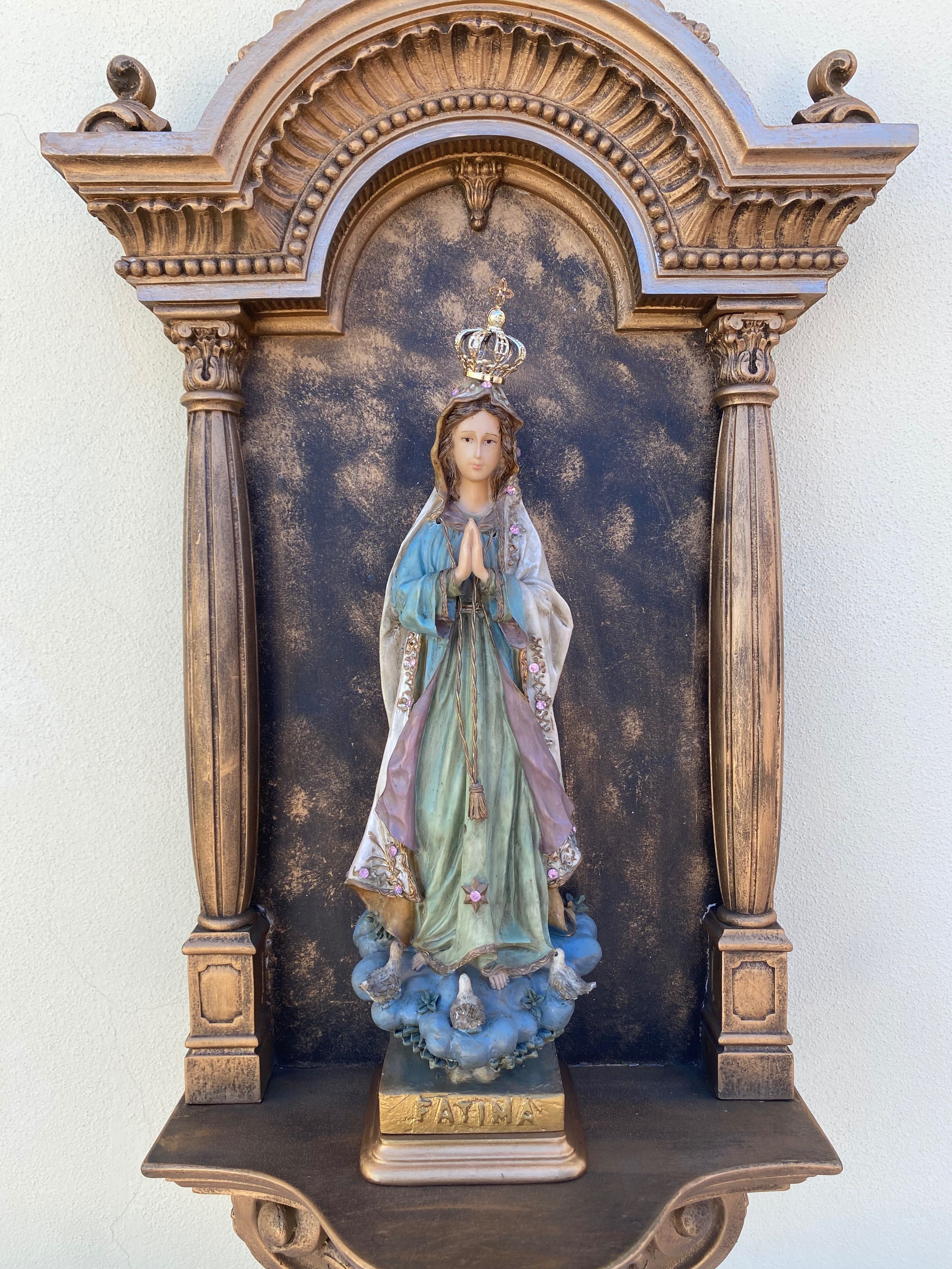 Santuário com Figura de Nossa Senhora de Fátima