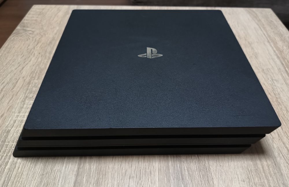 Продам приставку  PS4 pro