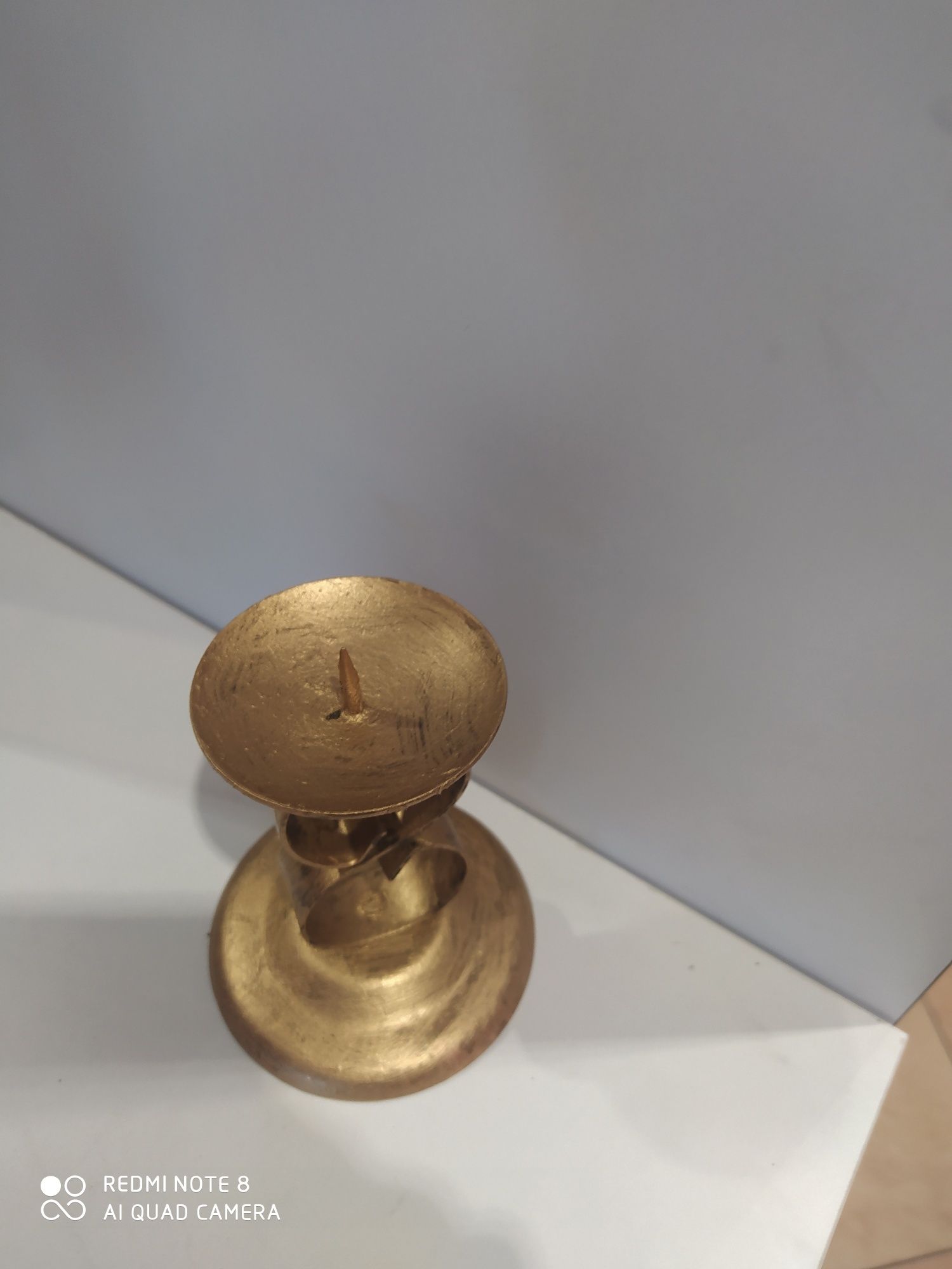 Świecznik w kolorze złotym wysokość około 12 cm