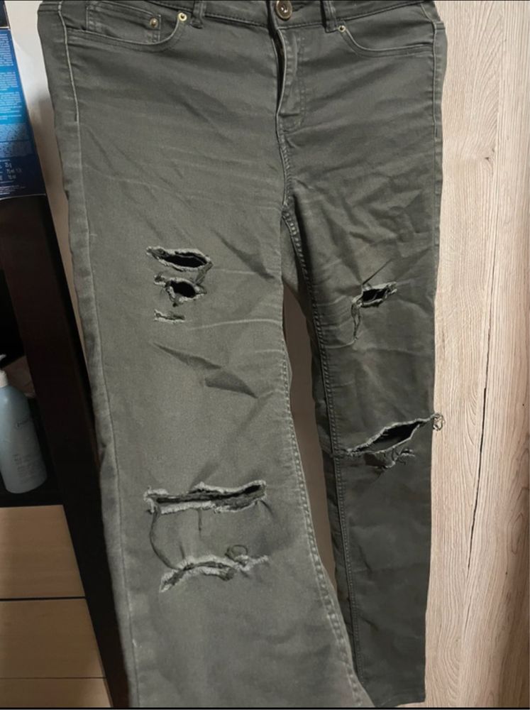 Spodnie z rozdarciami H&M rozmiar S