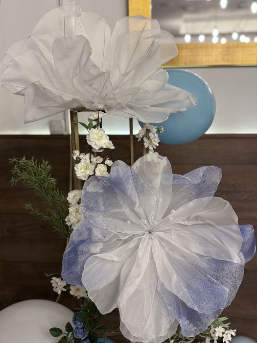 Фотозона, ростові квіти з органзи