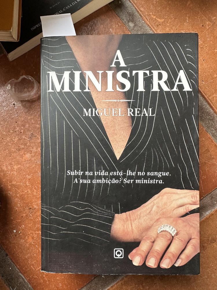 livro A ministra de Miguel real