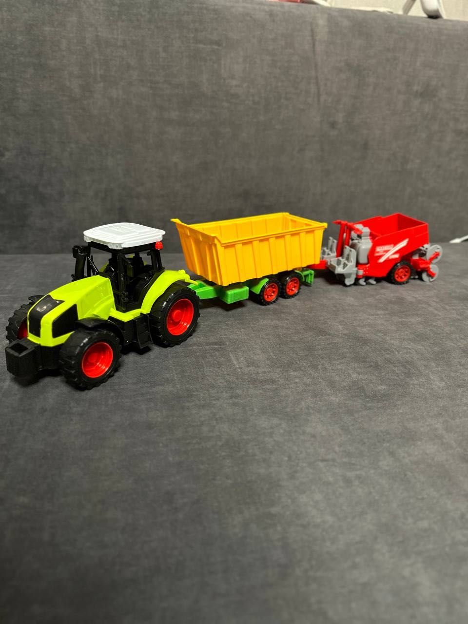 Іграшка трактор з двома причепами великого розміру