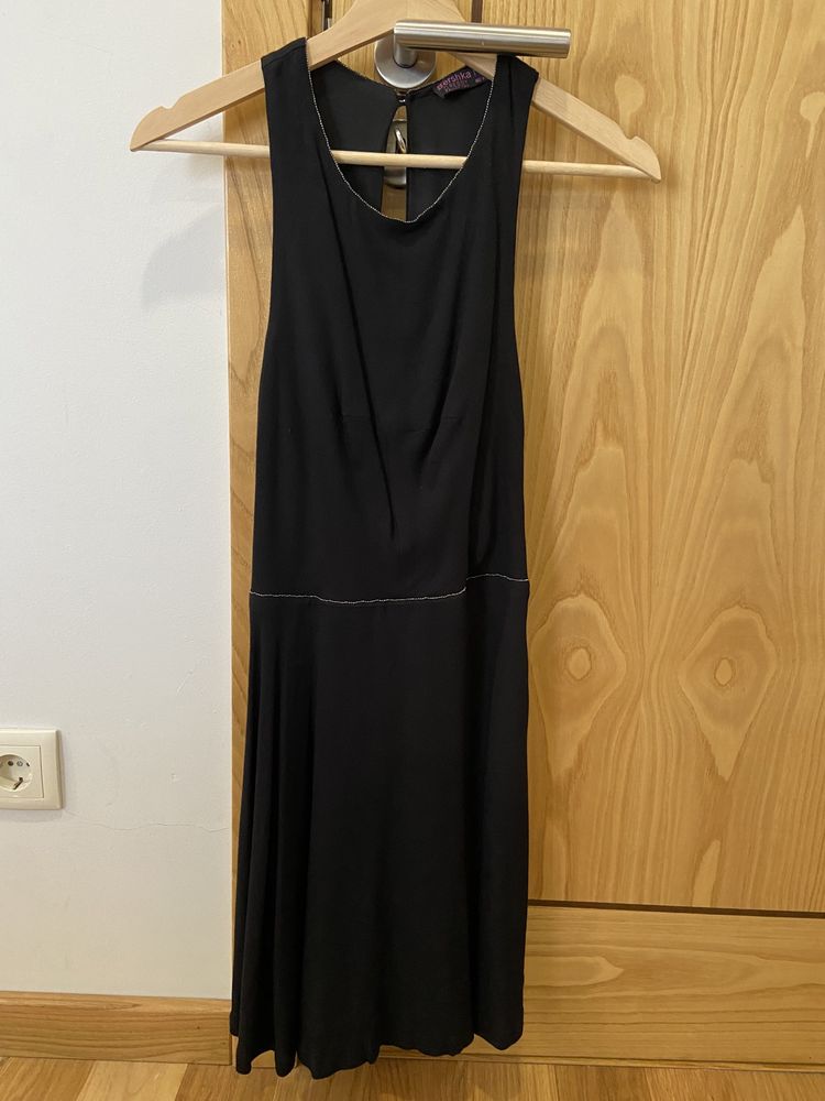 Vestido preto com costas abertas