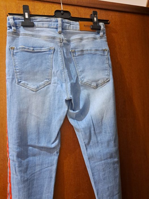 Calças ganga com risca