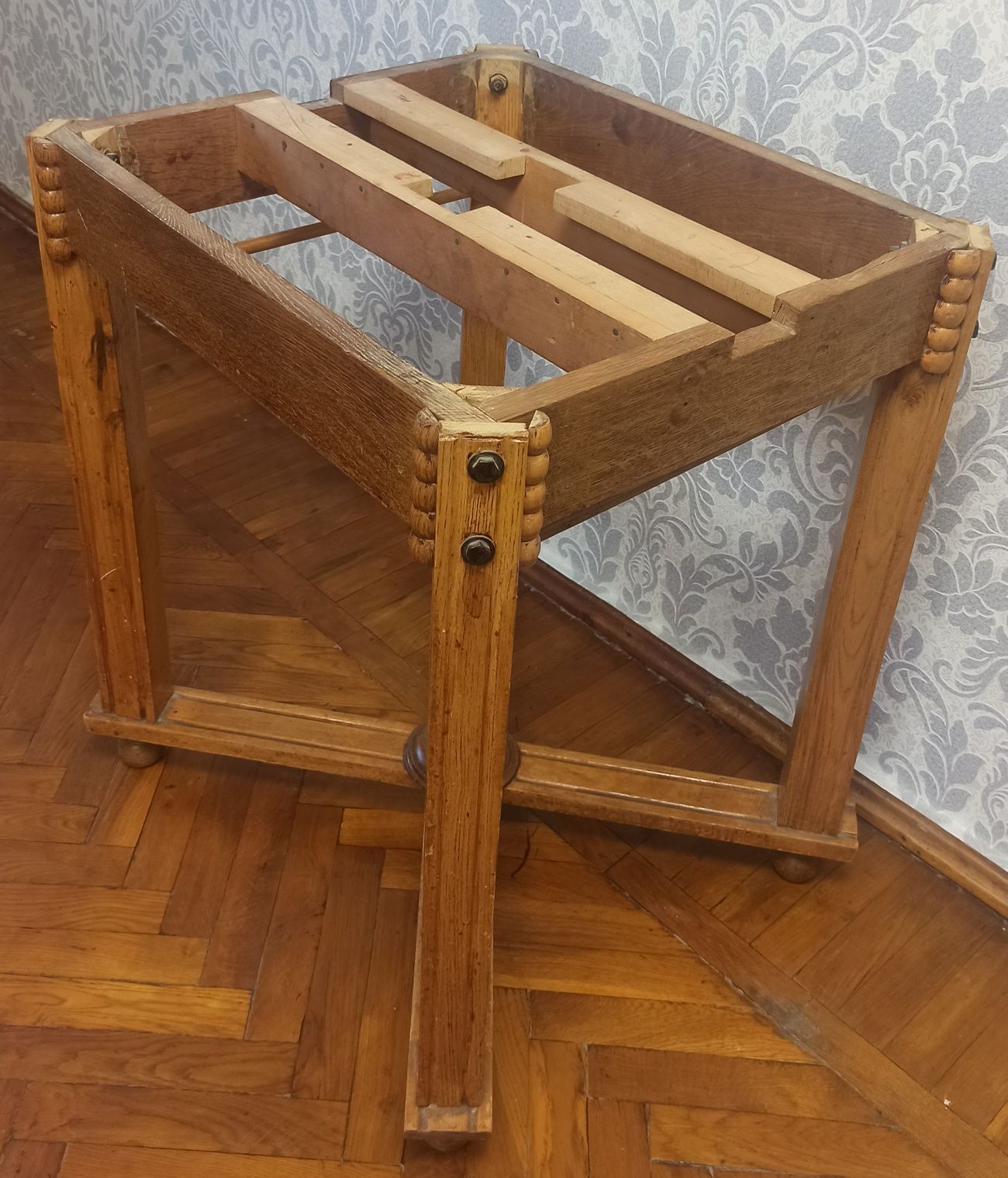 Стол овальный, старинный