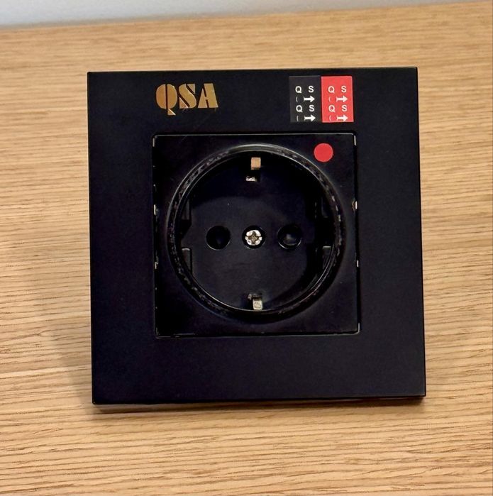 Продам аудио розетку QSA black/red
