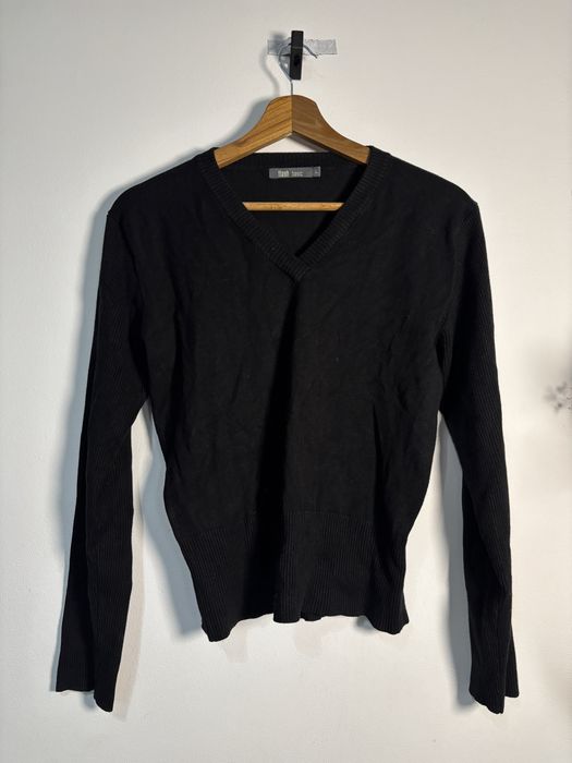 Wiskozowy czarny sweter dekolt serek v basic