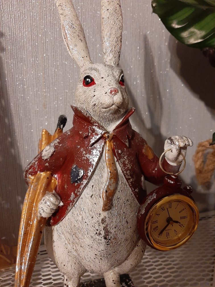 Cudny królik z zegarem.