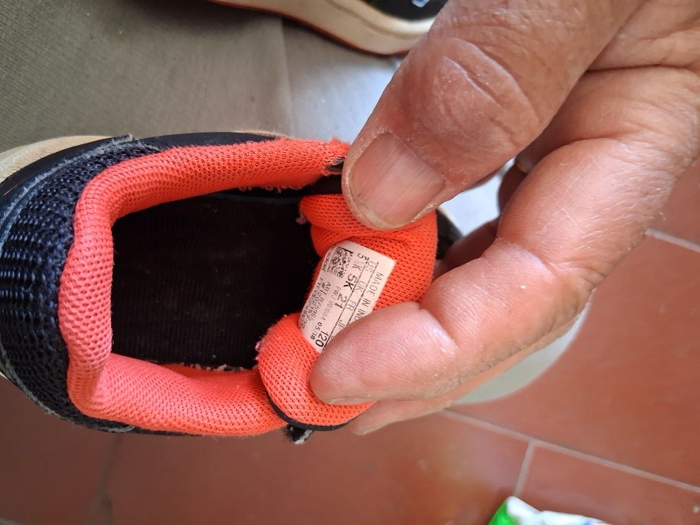 Sapatos e chinelos de crianças
