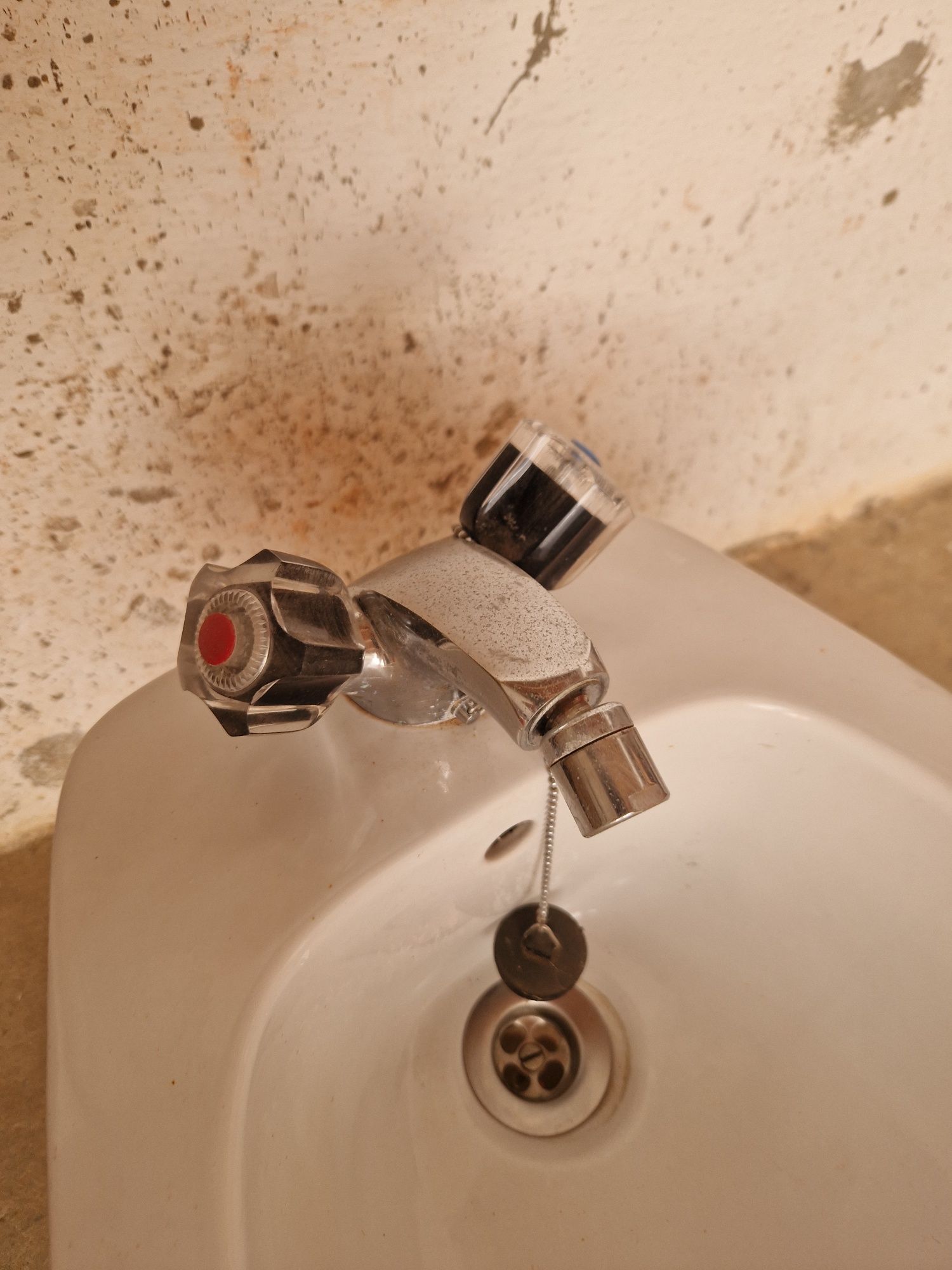 Bidé com torneira misturadora