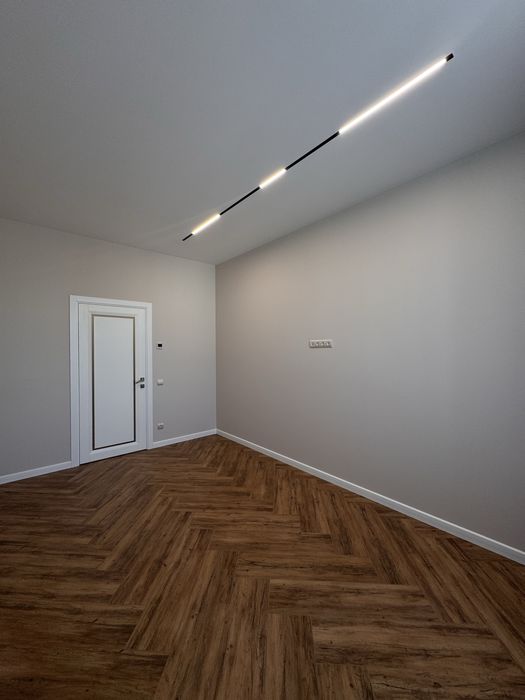 Продається сучасна, велика, нова 2-х кімнатга квартира.