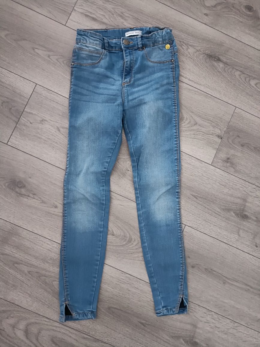 Spodnie jeansowe dla dziewczynki firmy Reserved rozmiar 146