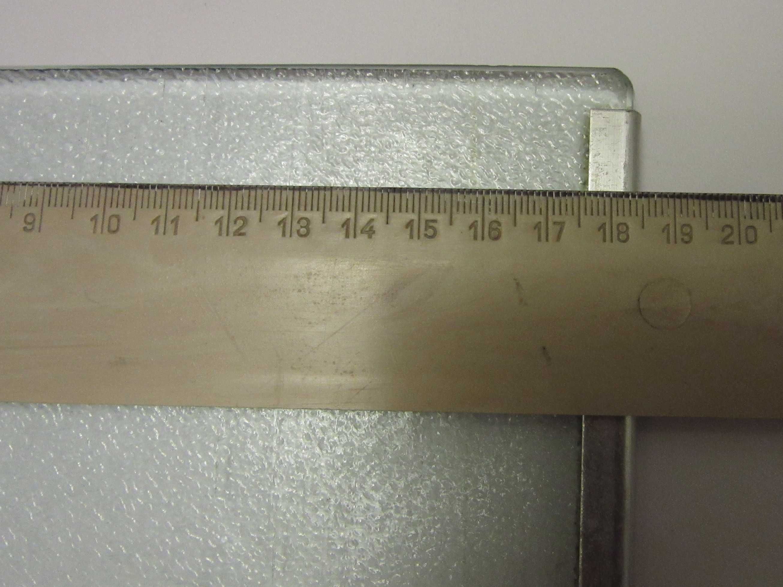 Szyba z lodówki z aluminiowym rantem .