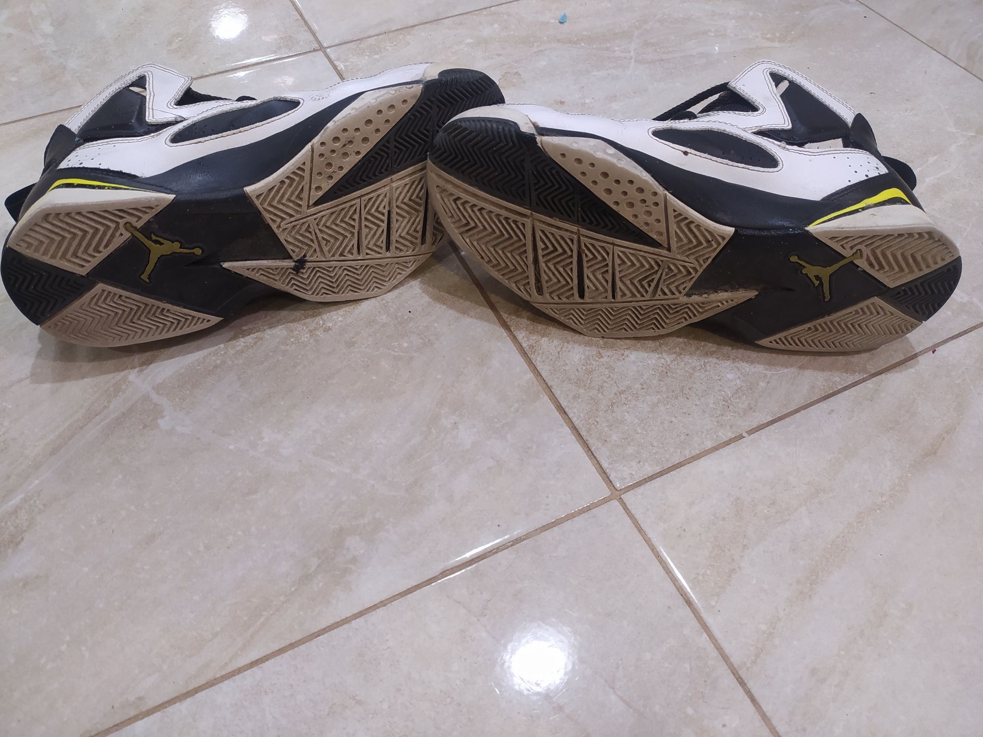Jordan true flight wite/black
