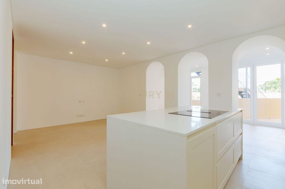 T2 Totalmente Renovado com Logradouro e Suíte em Campolide, Lisboa