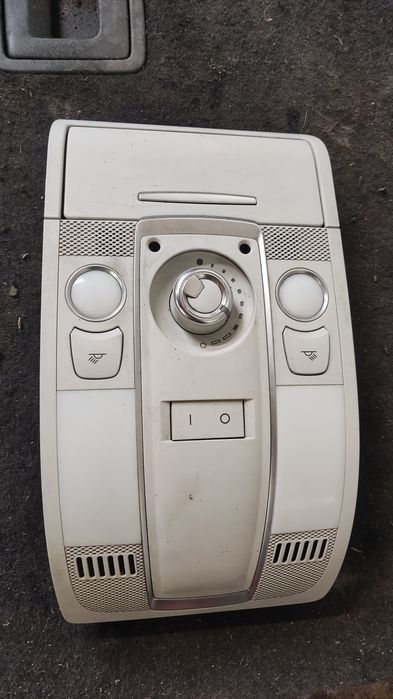 Lampka oświetlenie wnętrza podsufitki Audi A6 C6 lift