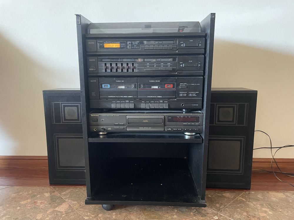 Aparelhagem da Sanyo com gira discos, leitor de CDs e coluna