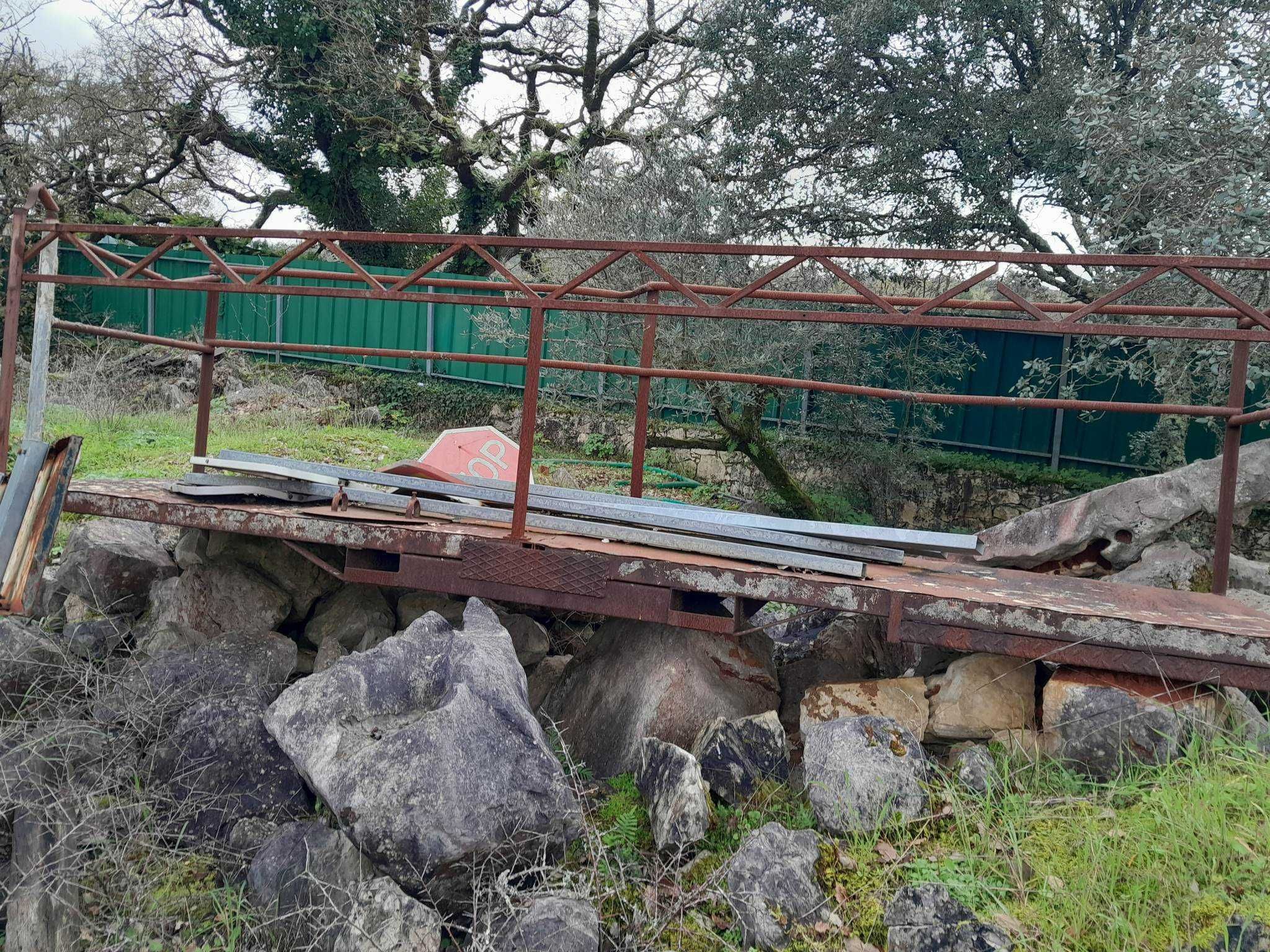 baileu grua, dois baldes, caixa e uma armação