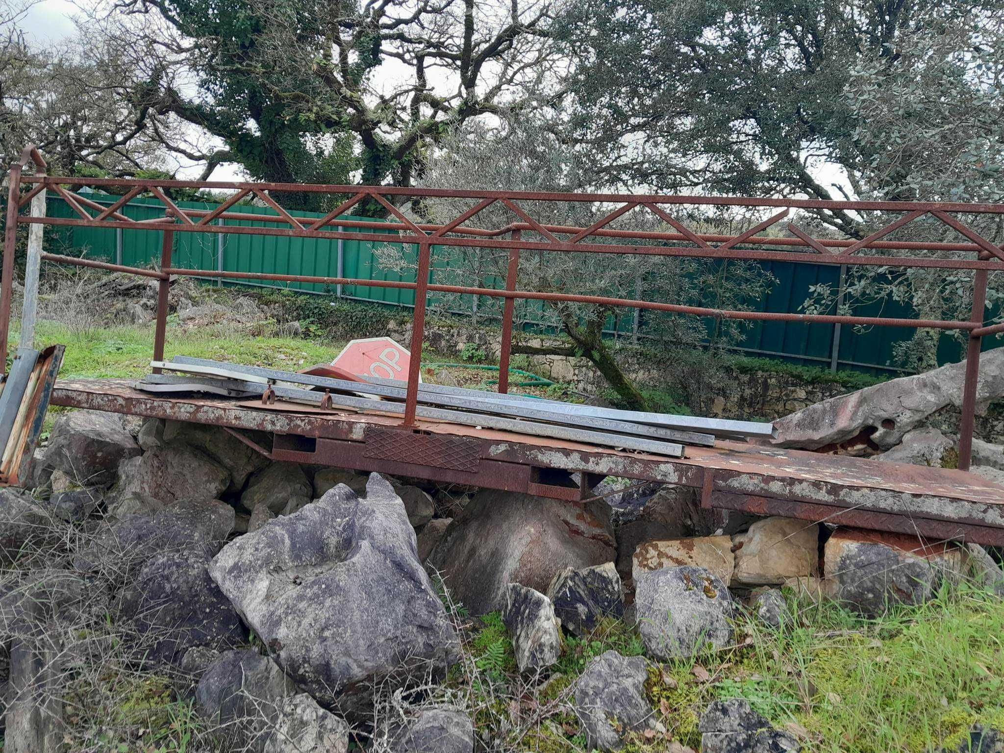 baileu grua, dois baldes, caixa e uma armação