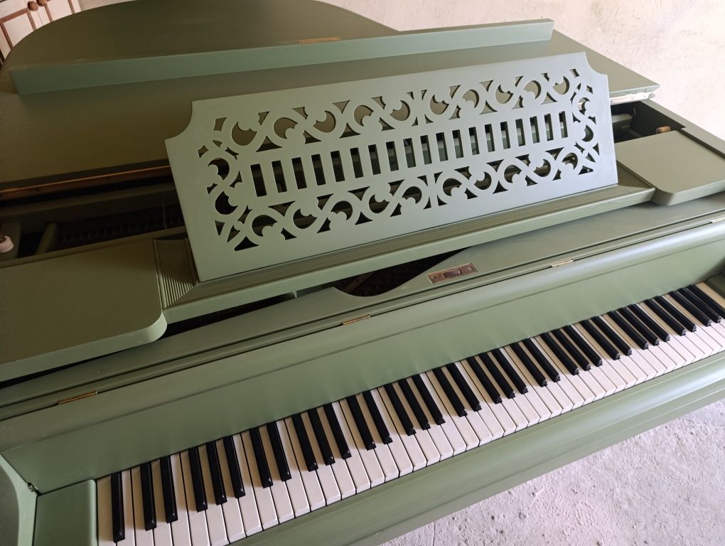 Fortepian marki Bosendorfer - piękny zielony kolor
