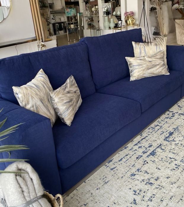 sofá azul- moderno e confortável