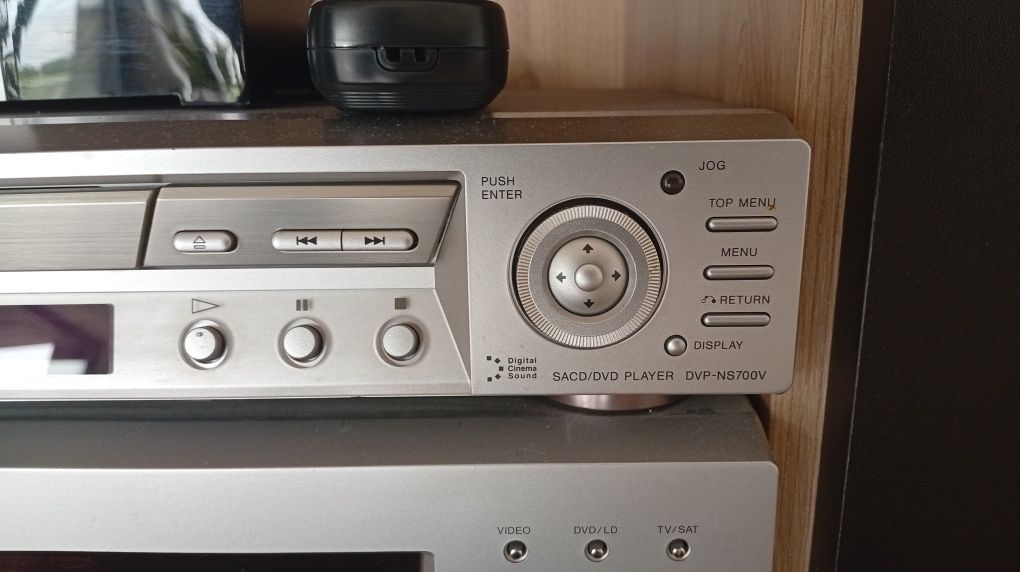 Kino domowe Sony z głośnikami.