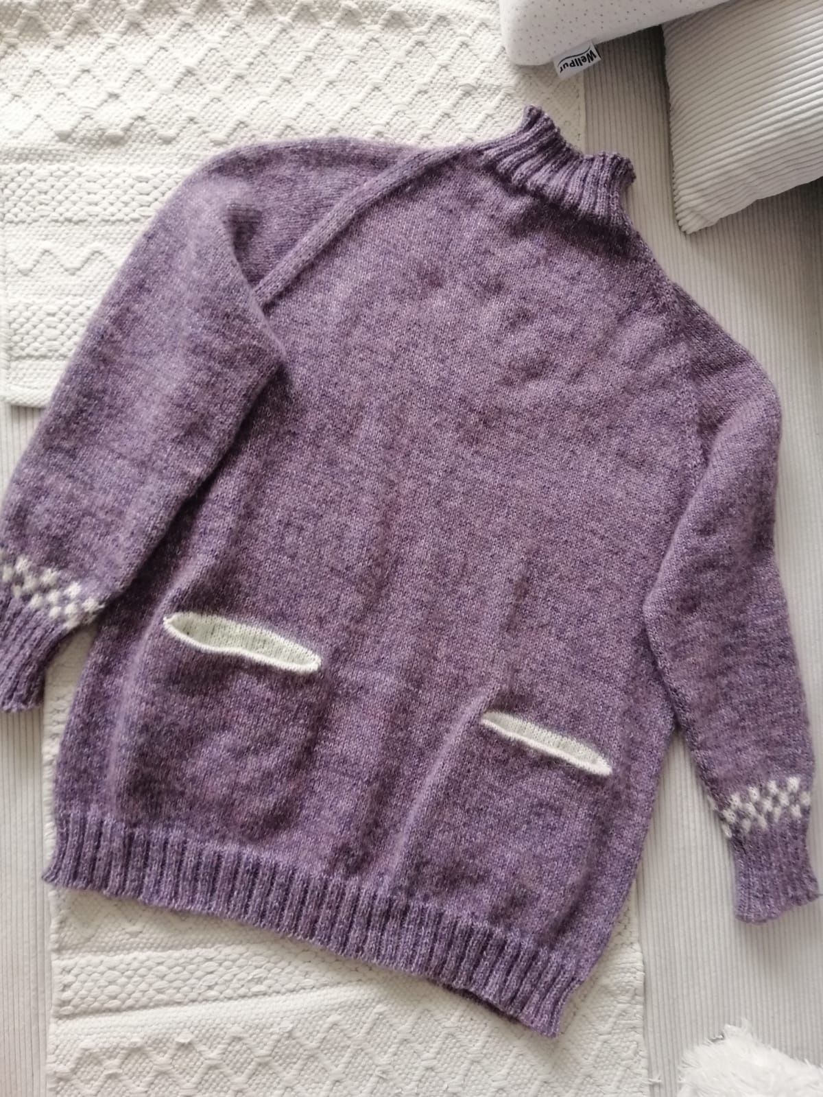 Продам вязанный спицами свитер.