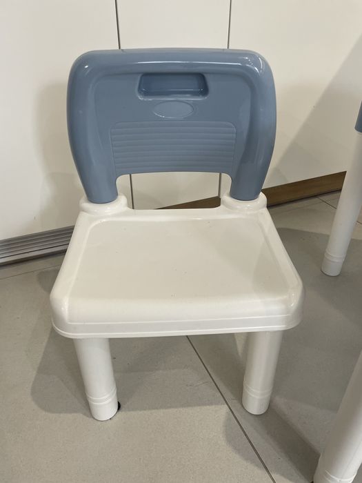 Plastikowy stolik dziecięcy z krzesłami