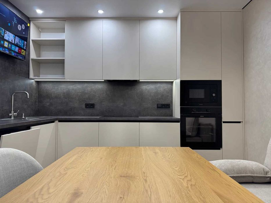 Терміново! Укомплектована двокімнатна поблизу ТРЦ "Veles Mall"