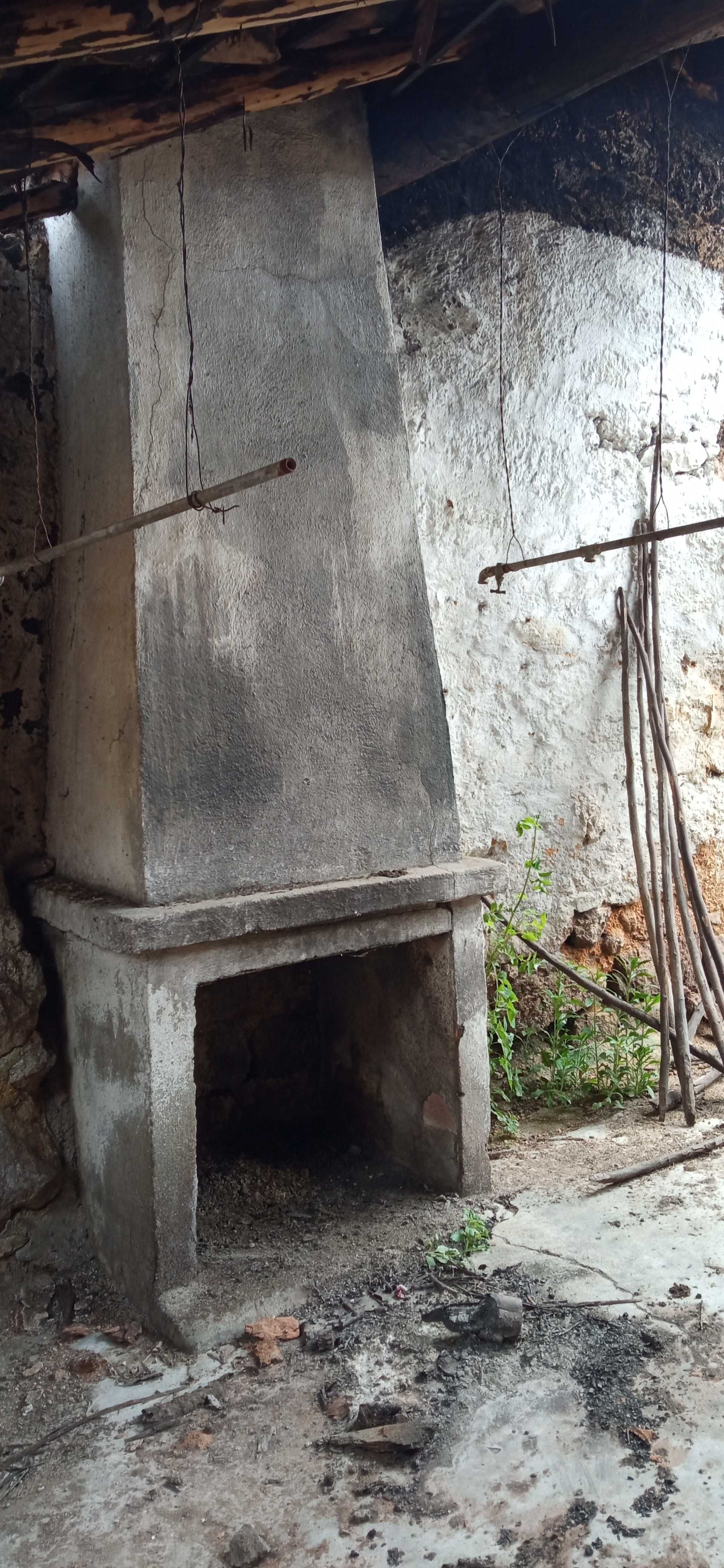 Duas Casas  para reconstruir na aldeia da Ratoeira