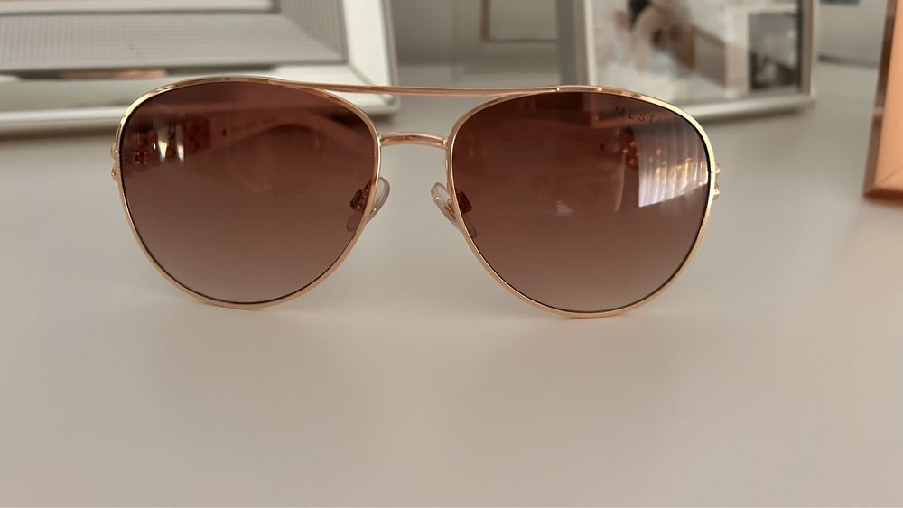 Óculos de Sol Femininos c Detalhes Dourados e pedrinha brilha – NOVO