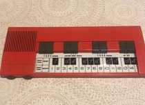 Piano vermelho pequeno