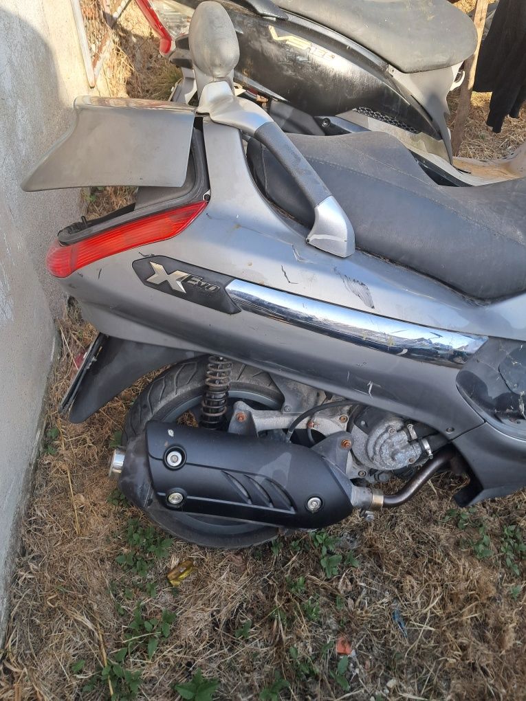 Várias motas para peças