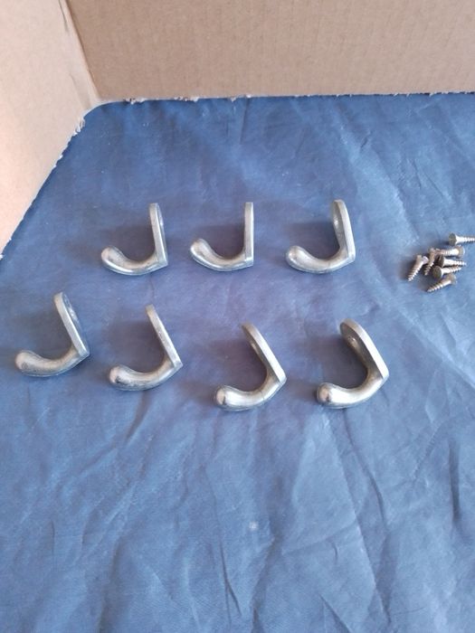 Cabides de metal e parafusos